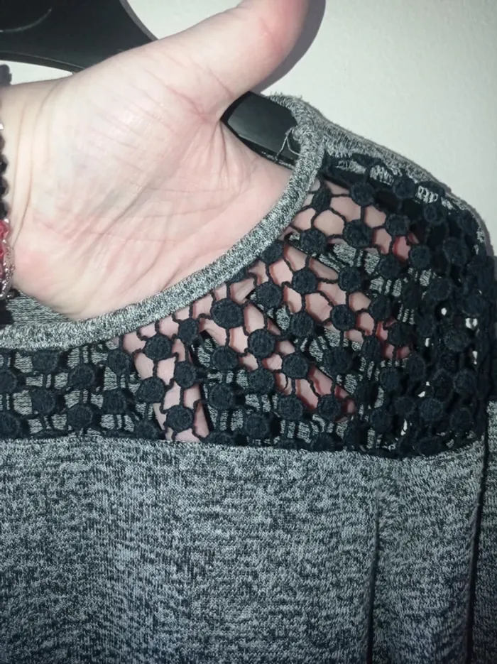 Pull fin gris avec dentelle - photo numéro 2