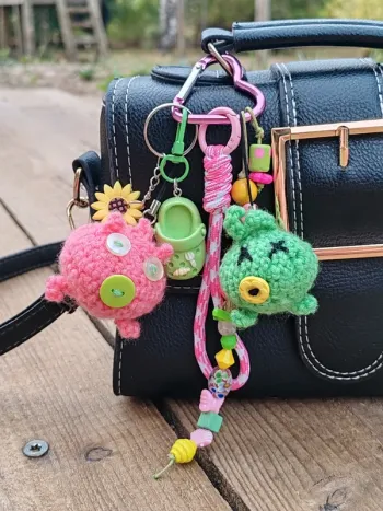 Bijou de sac gri-gri cochons rose et vert