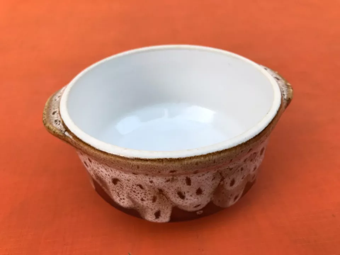 Années 1960 Céramique effet " fat lava " Terrine ronde à oreilles - photo numéro 4