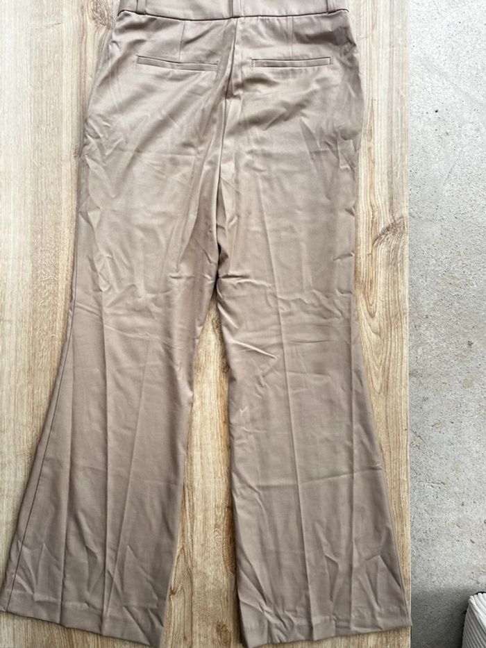 Pantalon tailleur beige jambes évasées - photo numéro 6
