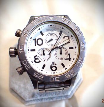 ANCIENNE MONTRE NIXON POUR GAUCHER A CHRONOMETRE ET GUICHET DATEUR 