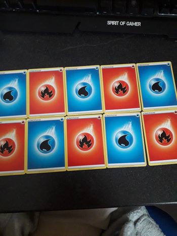 Lot de 10 cartes Pokémon neuves énergie 5 feu et 5 eau