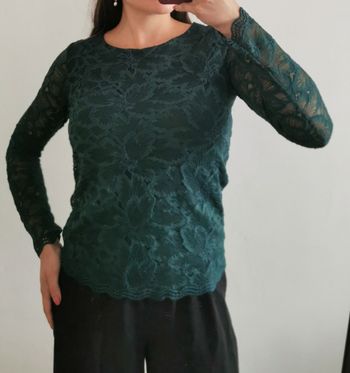 Haut vert émeraude effet dentelle