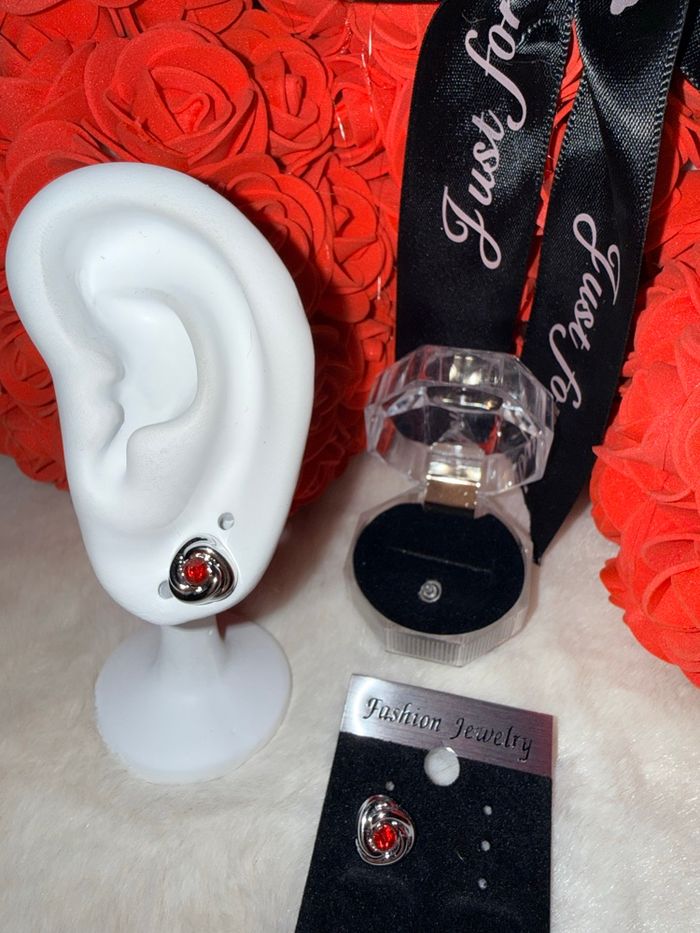 ❤️ Boucles d’oreilles argentées avec pierre rouge – Élégantes et intemporelles ❤️