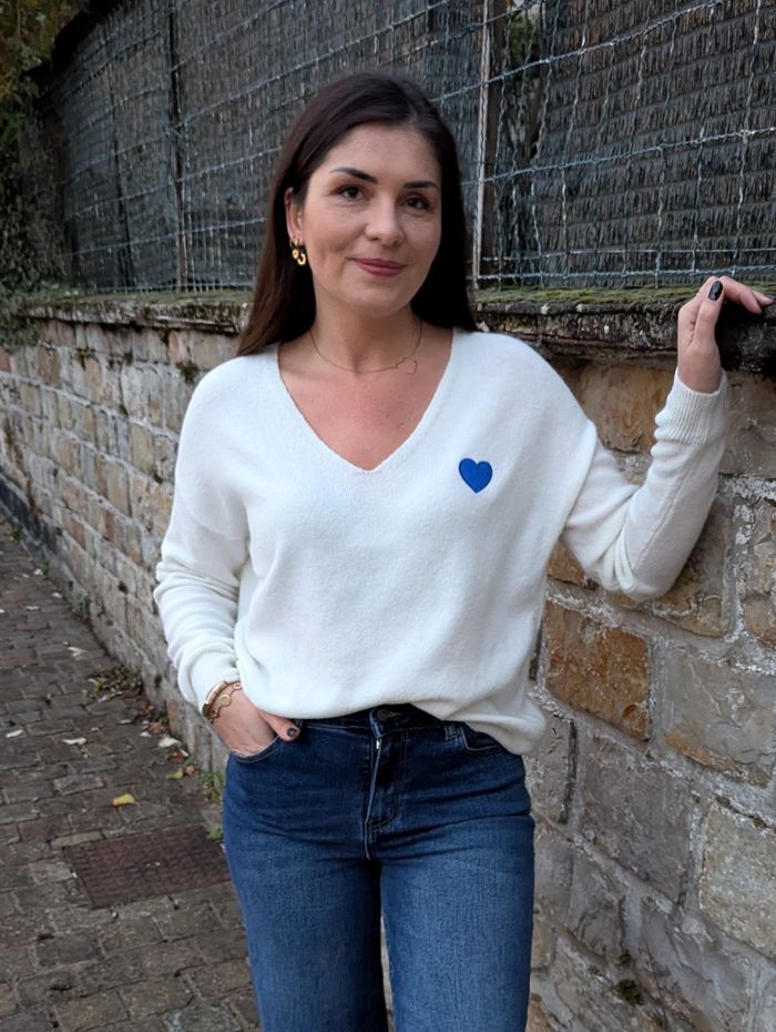 Pull fin blanc coeur brodé bleu roi
Taille unique - photo numéro 2