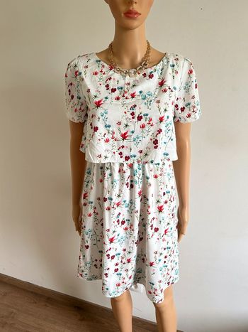 Robe blanche et fleurie à manches courtes Naf Naf taille 38 jamais portée