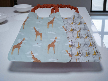 Serviette de cantine élastique réversible enfant, bavoir maternelle, modèle girafes