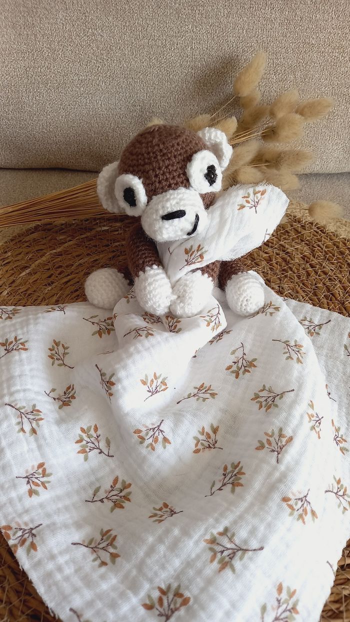 Doudou bébé peluche petit singe amigurumi avec tissu jungle - photo numéro 8