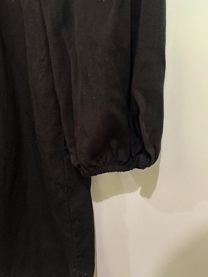 669 – robe Zara noire à manches longues et col v avec détails dentelles et boutons - photo numéro 5