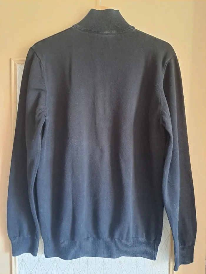 Pull homme celio noir L peu porté très très légère décoloration pliage se voit pas prix mini - photo numéro 7