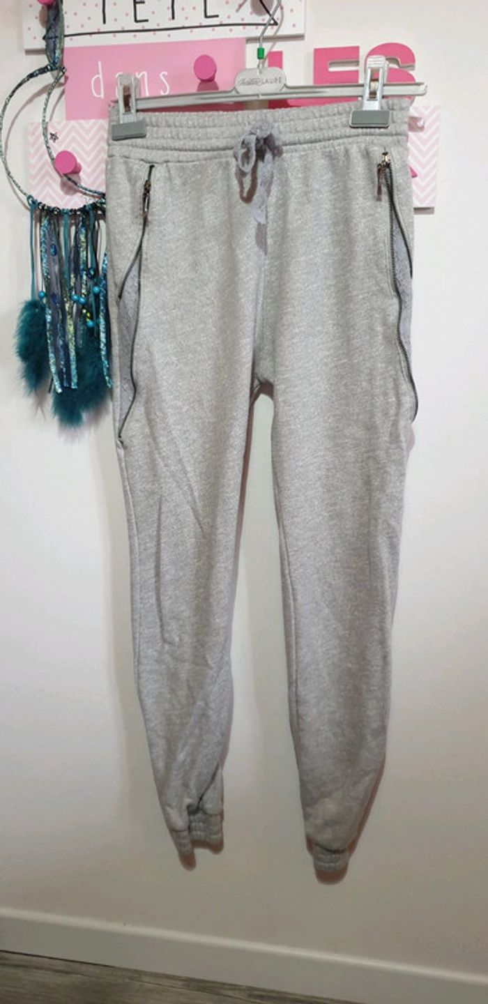 Pantalon confortable détail dentelle sur les côtés