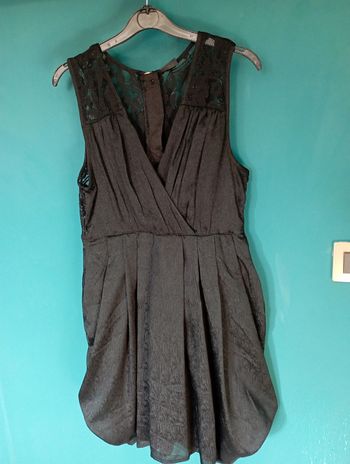 Robe chic dentelle et tissu satiné noir