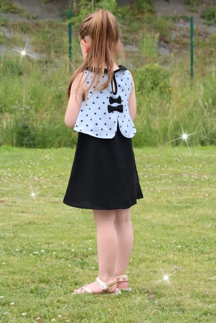 Jolie robe taille 4 ans (convient également en 6 ans).