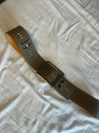 🔹 Ceinture large marron cloutée – Style rétro 🔹