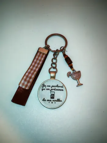 Cadeau humour, porte clé message bijoux de sac " vodka"