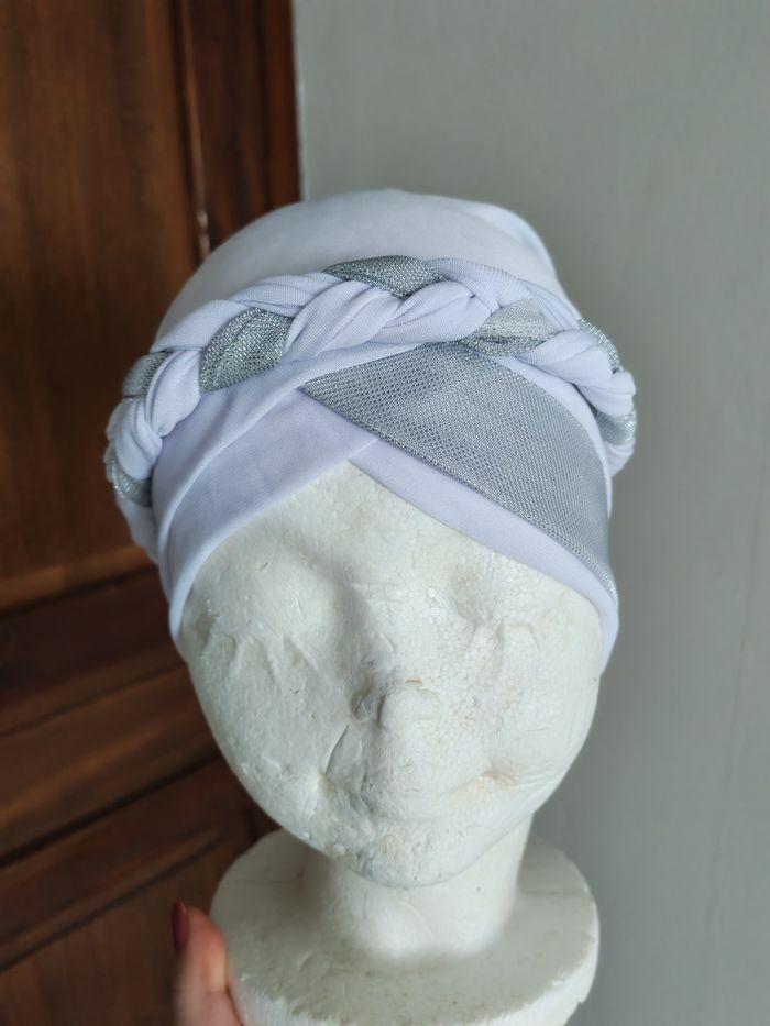 Bonnet turban blanc avec tresse