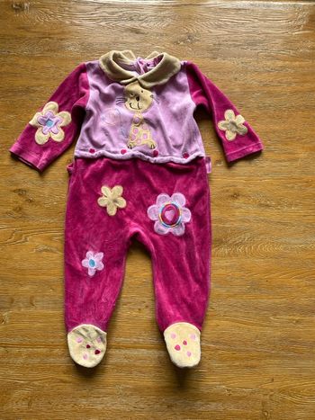Pyjama grenouillère en velours rose avec motifs chat et fleurs jaunes taille 6 mois