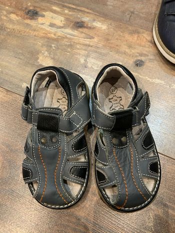 Sandales grises noires cuir
