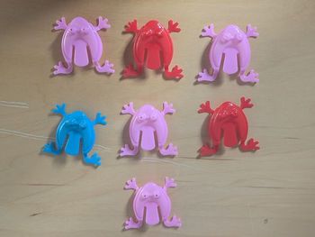 Lot jeu grenouilles en plastique 