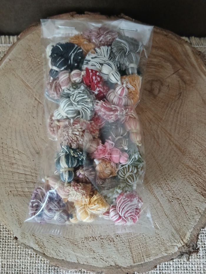 Lot de 42 pompons glands multicolore - photo numéro 4
