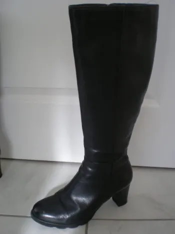 Bottes cuir noir Regarde le ciel.