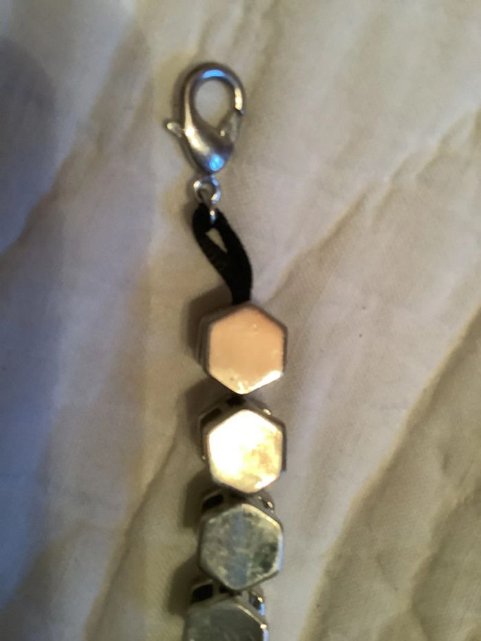 Collier plastron “Bikeuse” métal chromé et gros grain noir - photo numéro 3