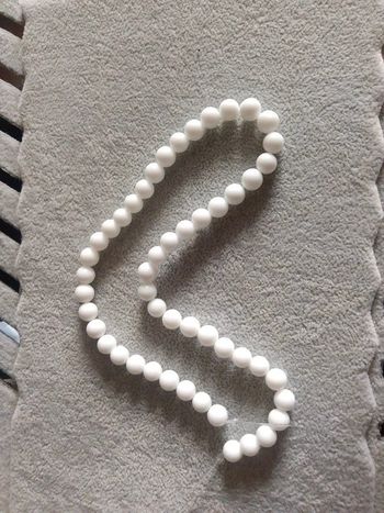 Collier/ fil Perles blanches 8mm
