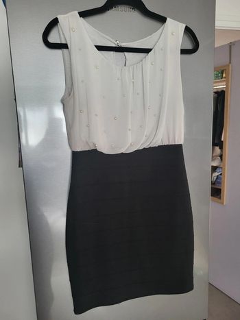 Robe moulante à perles
