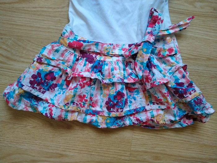 Robe blanche et fleurs. Marèse.
Taille 3 ans - photo numéro 3