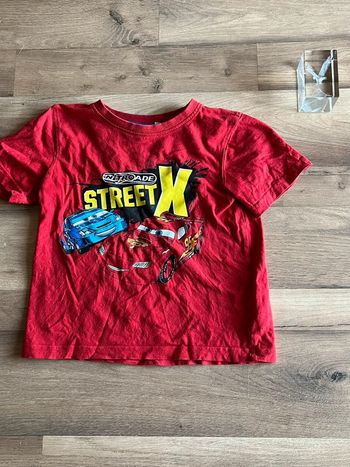 Je vend un tee shirt cars garçon taille 6 ans 116cm a 122cm tres bon état