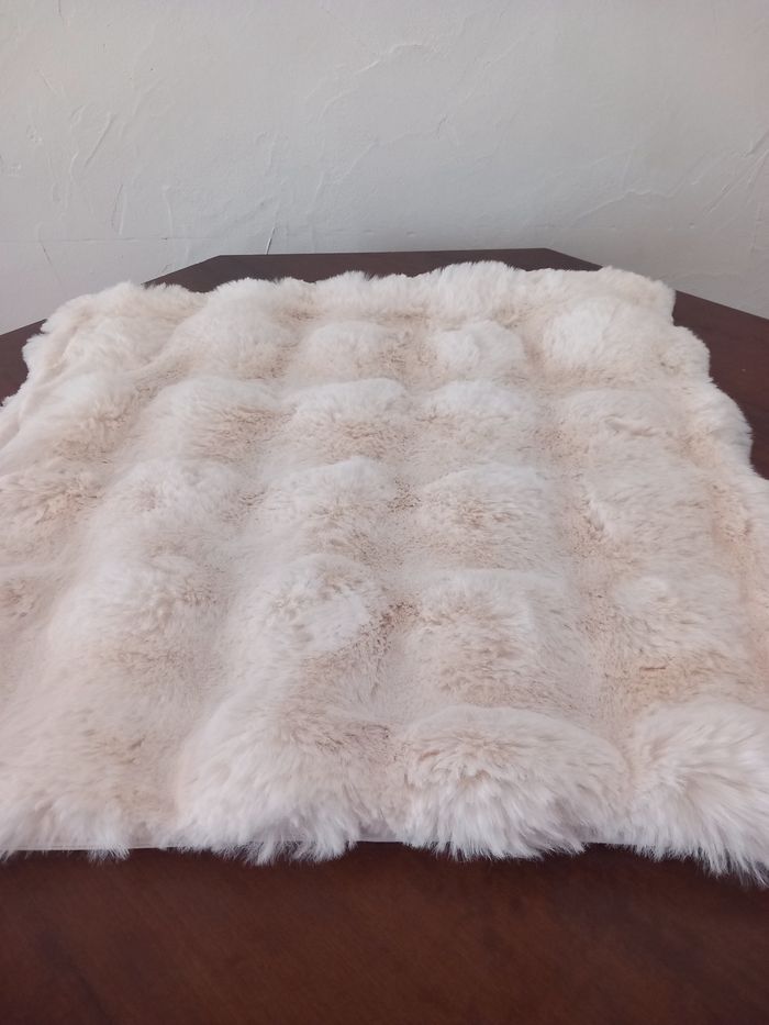 Housse de coussin blanche motifs fausse fourrure très doux neuve avec étiquette 45x45cm - photo numéro 2