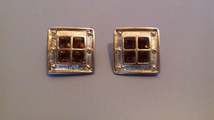 Boucles d'oreilles dorées et cristaux marrons