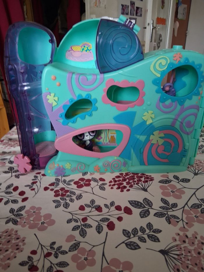 Maison pet shop + grosse figurines pet shop + 8 petites figurines pet shop