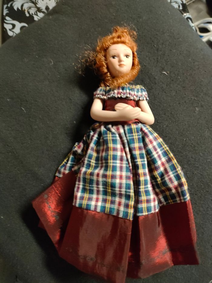 Petite poupée en porcelaine - photo numéro 5