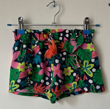 short fluide imprimé fleuri avec volant et pompons