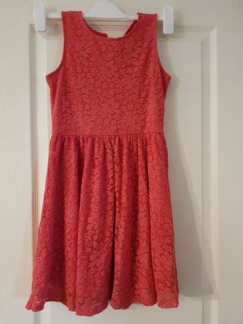 Robe sans manches, rouge avec dentelle