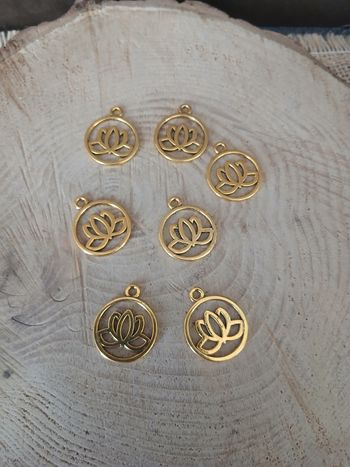 Lot de 16 pendentif nénuphars doré