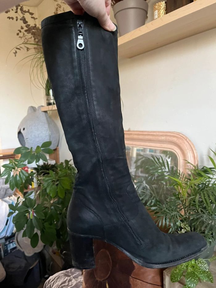 Bottes hautes à talons moulante et souple avec fermeture zip - en cuir noir - photo numéro 15