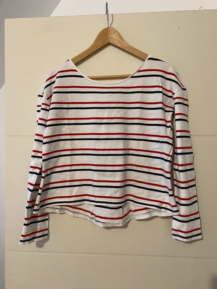 Top jamais porté, très bon état. Style marinière et 2 noeuds bleus dans le dos.