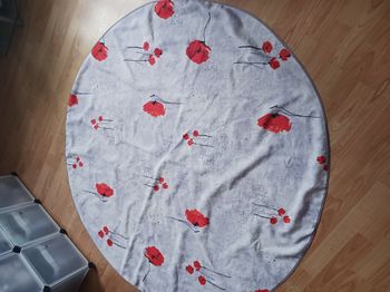 nappe ronde imprimée fleurie 155 cm infroissable(imperfection en photo)(traces d'origine)