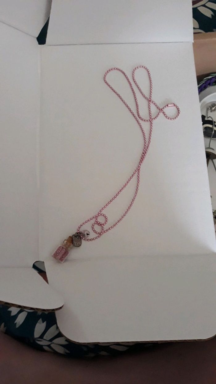 Sautoir fiole hello kitty - photo numéro 2