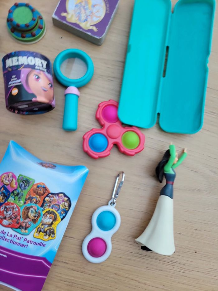 Lot Jouet en vrac dont disney my little pony pop it accessoires poupon etc - photo numéro 4