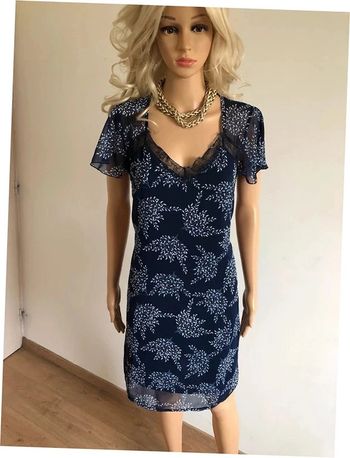 Robe bleue marine et blanche à manches courtes taille 1 bon état (avec défaut dentelle)