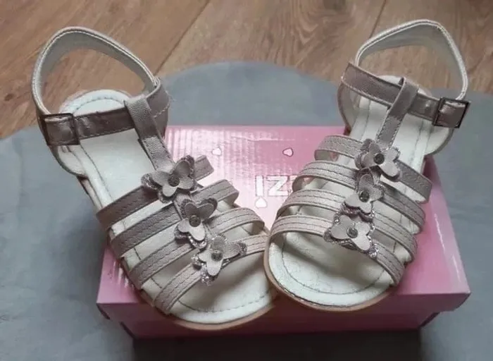 Chaussures nu-pieds / sandales / sandalettes lilas à paillettes pointure 29 en très bon état