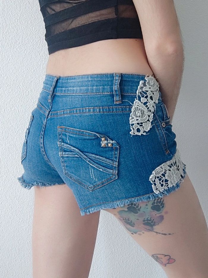 Mini short en jean bleu troué dentelle blanc / Jennyfer - 34/XS - photo numéro 4
