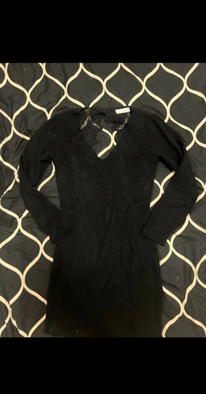 Robe pull noir avec broderie dans le dos taille S