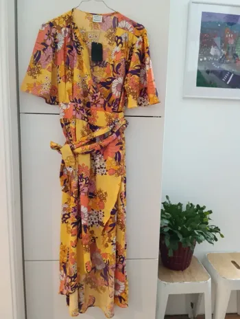 Magnifique robe portefeuille jaune à fleurs neuve