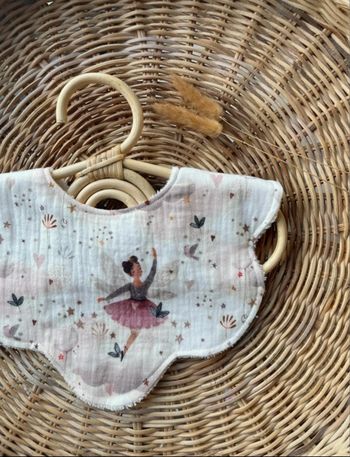 Bavoir format fleur imprimé ballerine 