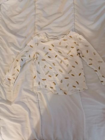 Tee shirt long blanc avec des plumes dorées. 4 ans