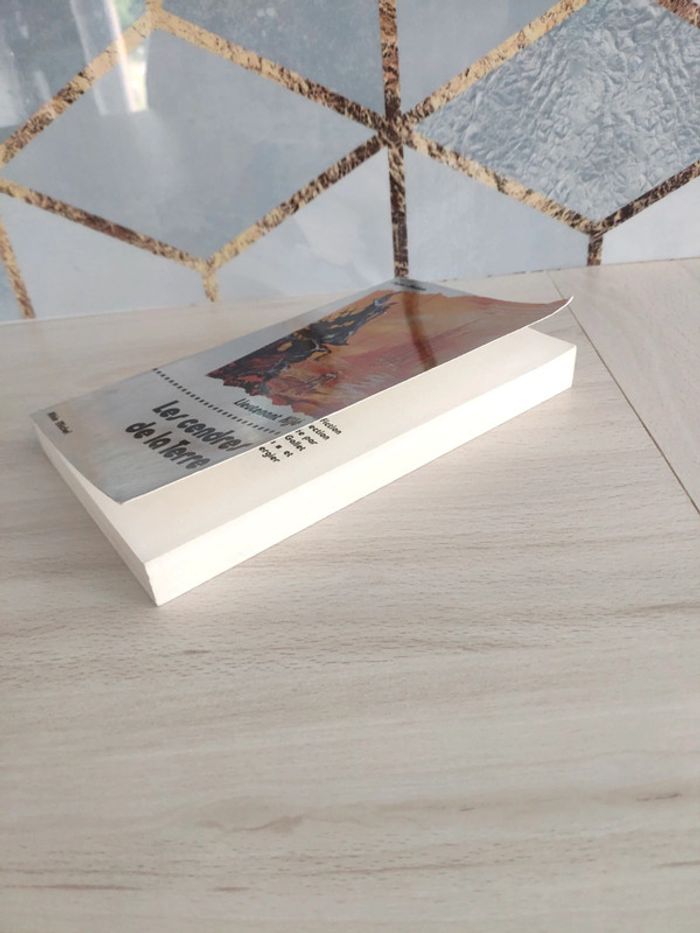 Livre poche super fiction les cendres de la terre Kijé - photo numéro 4